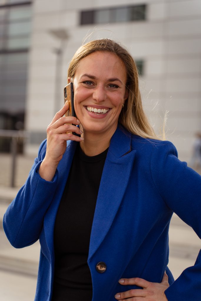 Bernadette König MOVE.Team telefoniert